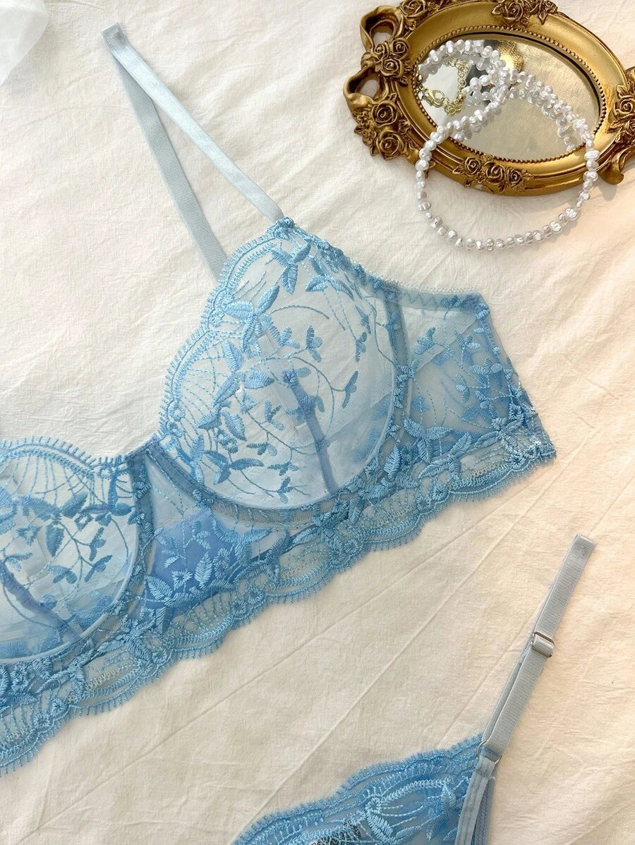 ملابس داخلية نسائية