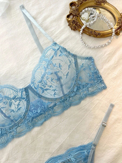 ملابس داخلية نسائية