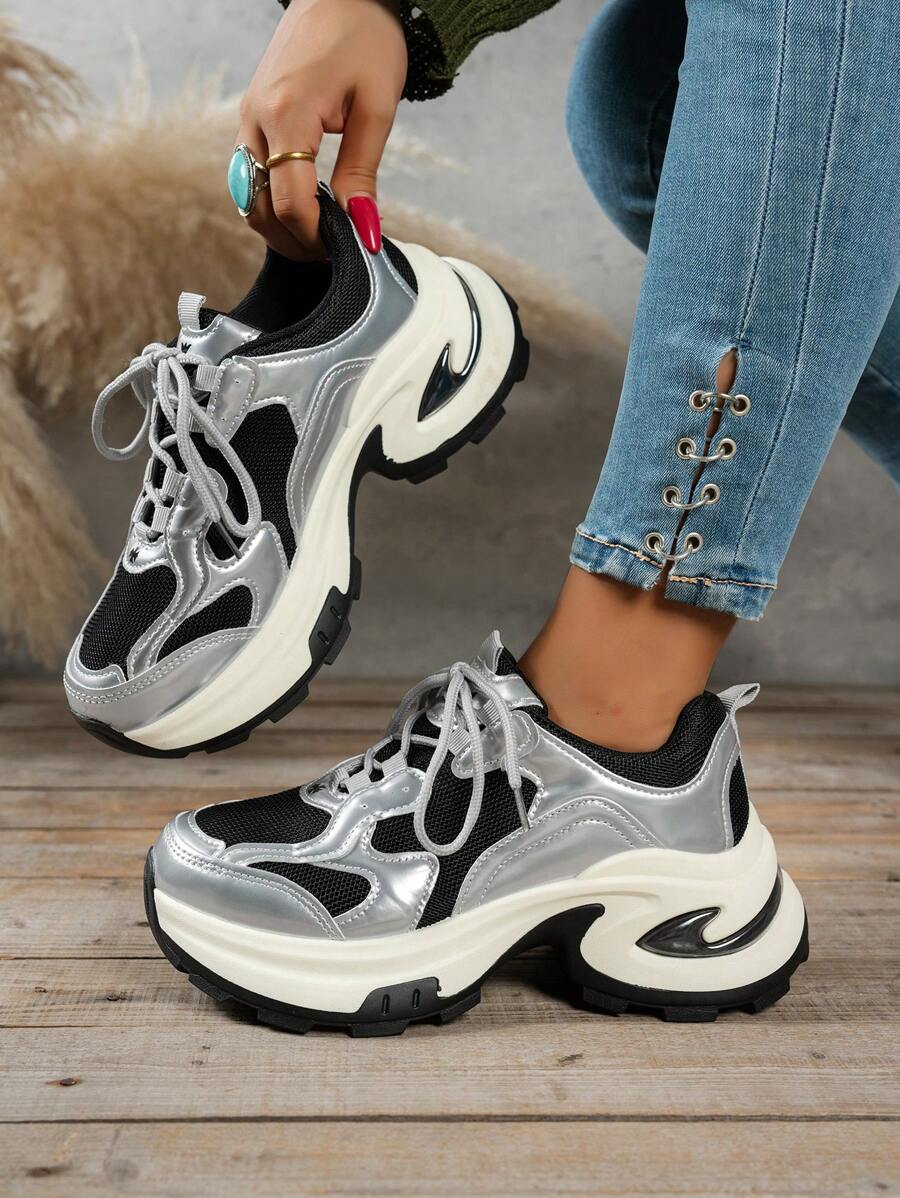 أحذية رياضية نسائية