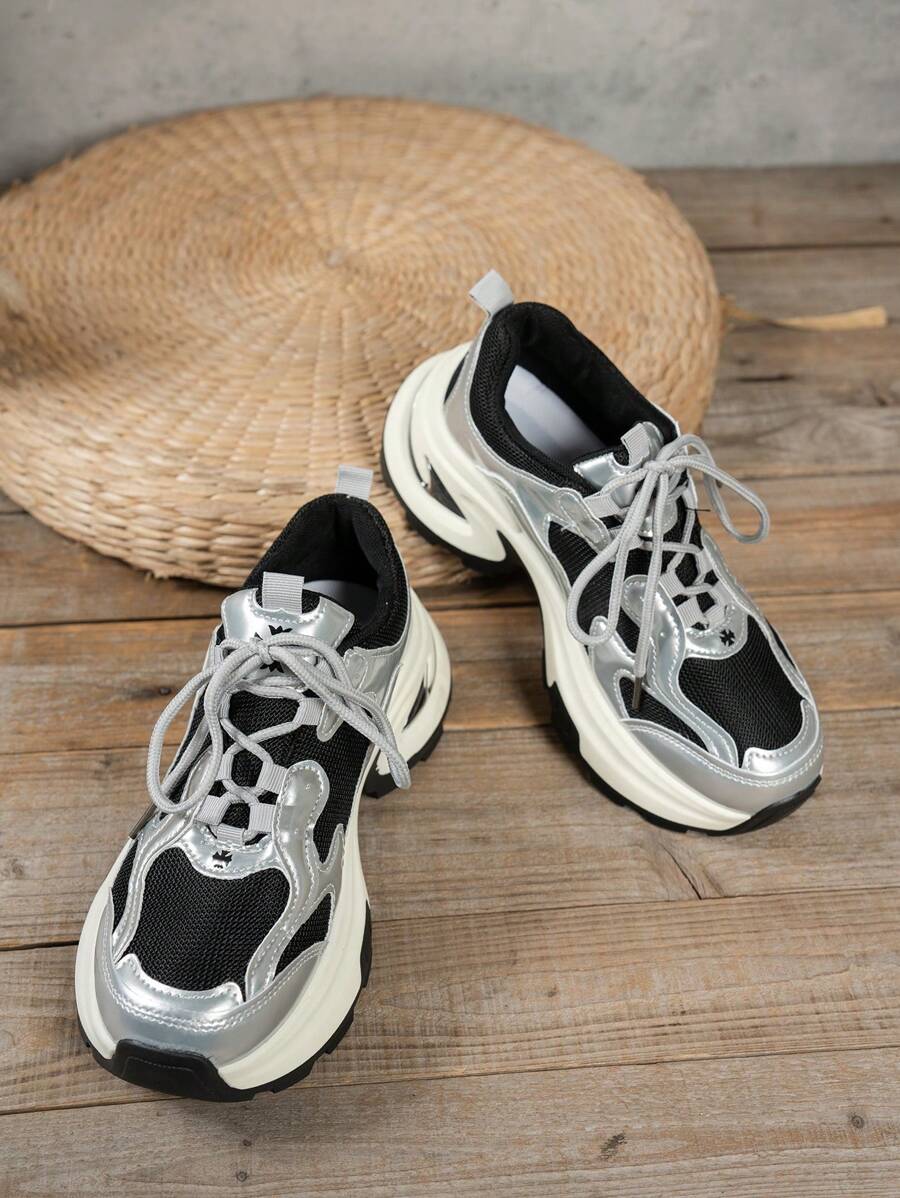 أحذية رياضية نسائية