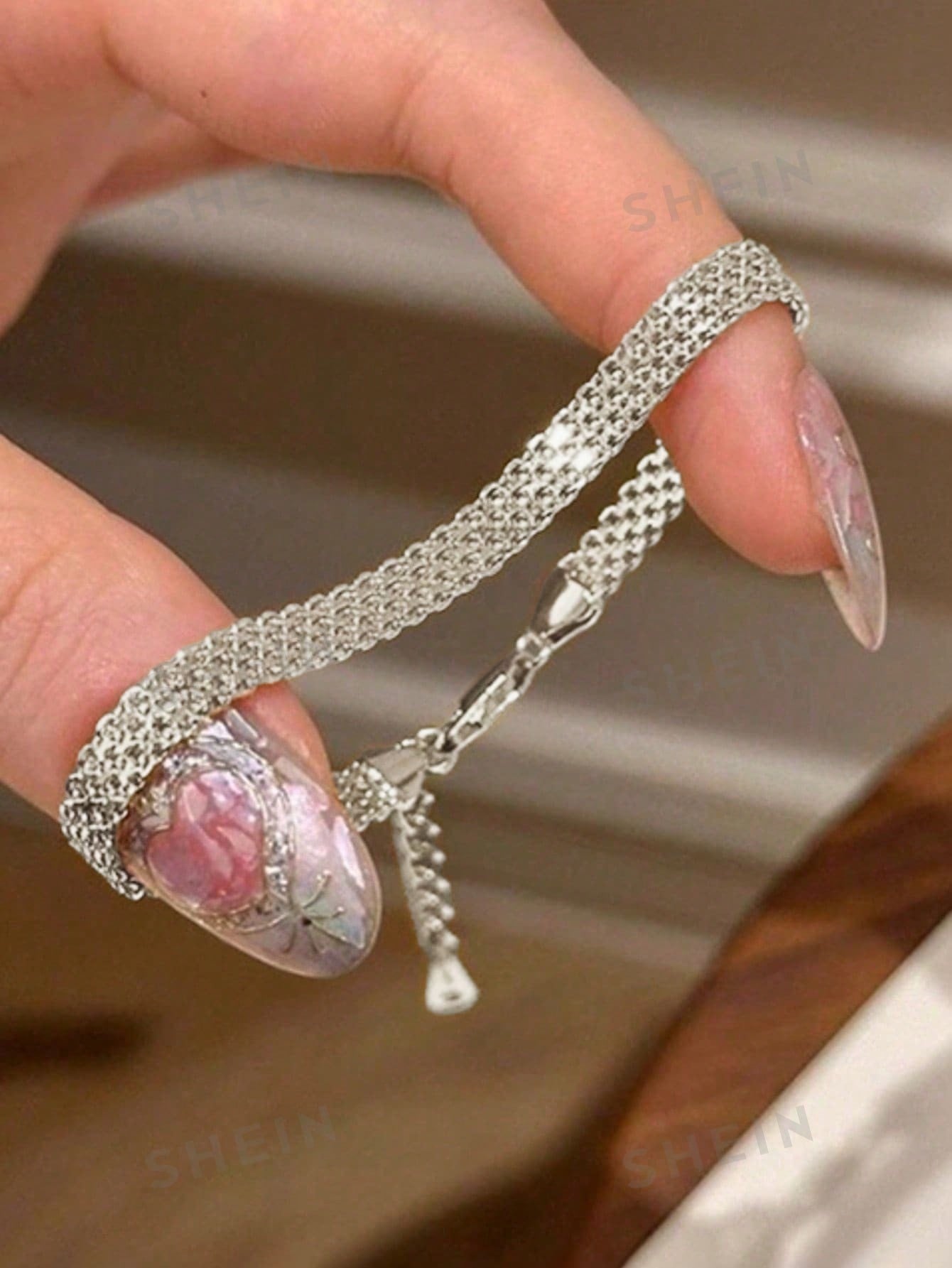 أساور نسائية