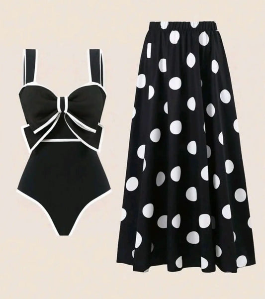 طقم نسائي بتصميم أنيق