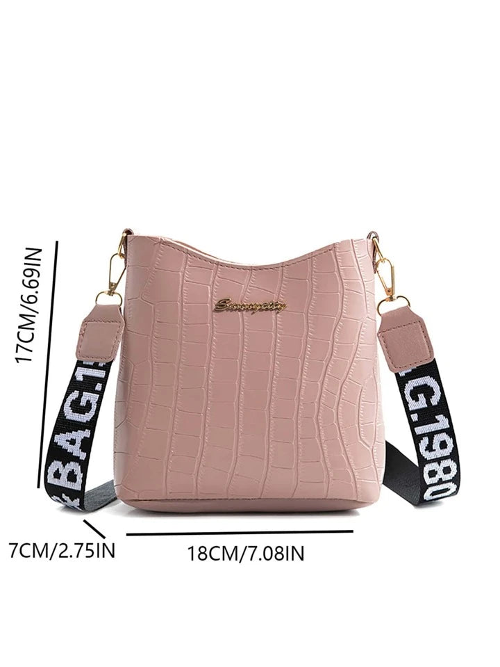 حقيبة كتف نسائية بلون سادة مع زخرفة معدنية