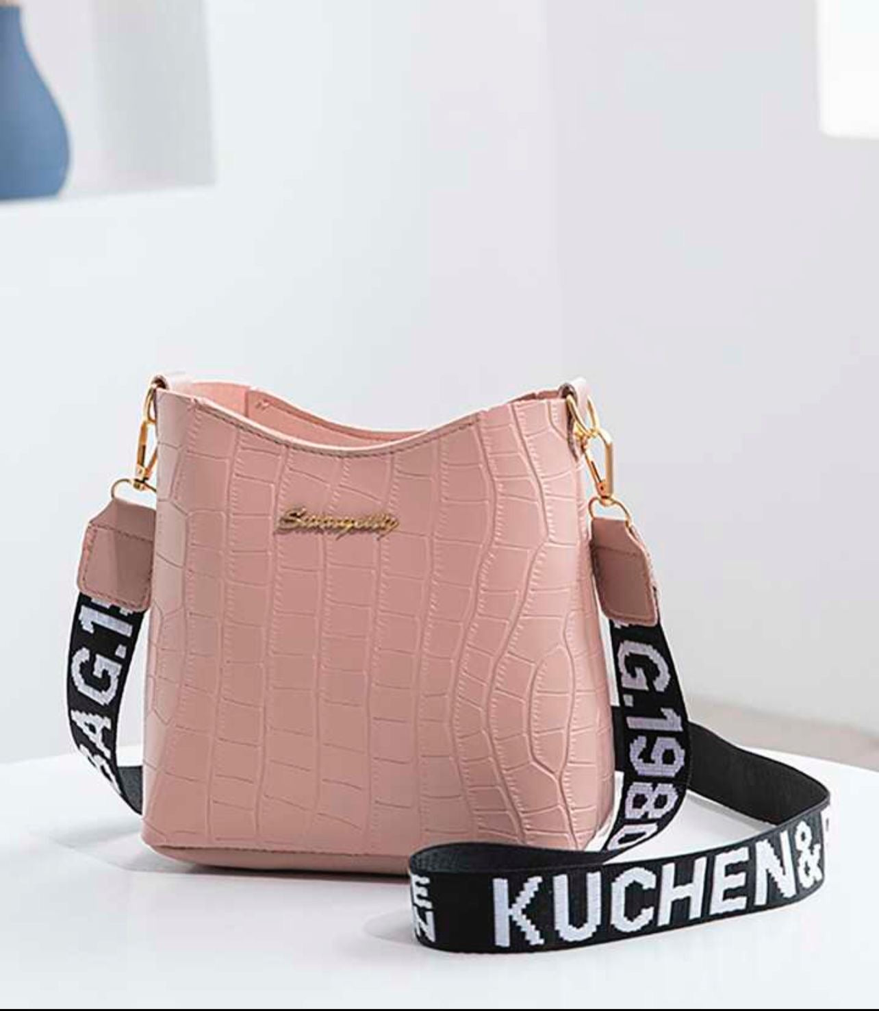 حقيبة كتف نسائية بلون سادة مع زخرفة معدنية