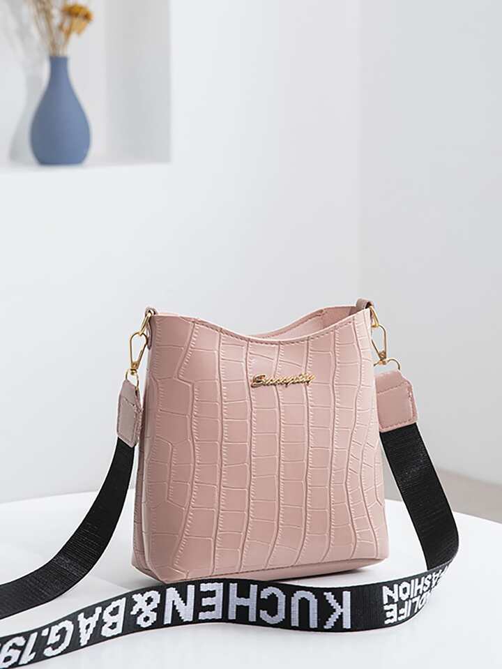 حقيبة كتف نسائية بلون سادة مع زخرفة معدنية