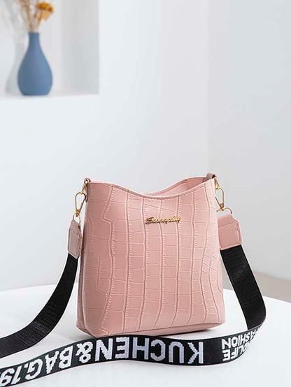 حقيبة كتف نسائية بلون سادة مع زخرفة معدنية