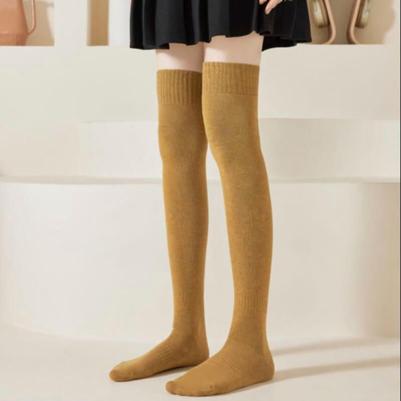 زوج واحد من الجوارب السميكة المحبوكة حتى الفخذ