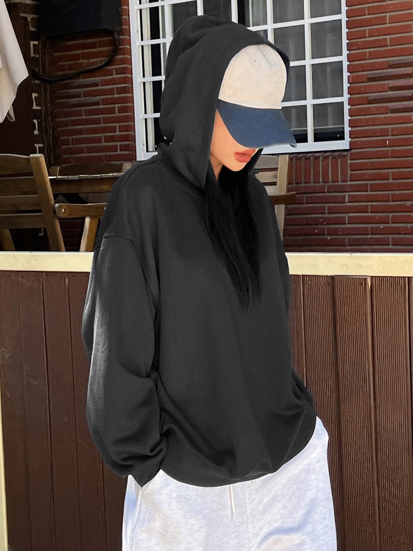 سويت شيرت بشعار غرافيك دلفة الكتف