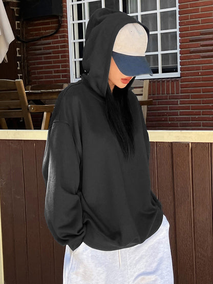 سويت شيرت بشعار غرافيك دلفة الكتف