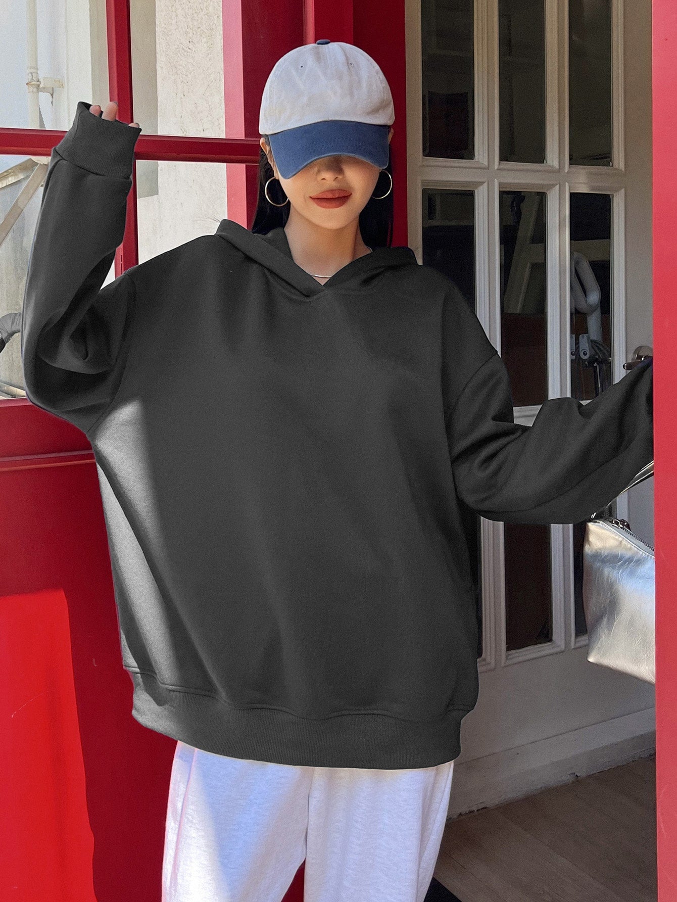 سويت شيرت بشعار غرافيك دلفة الكتف