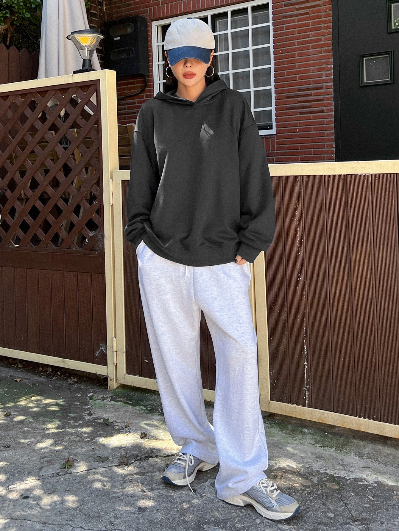 سويت شيرت بشعار غرافيك دلفة الكتف