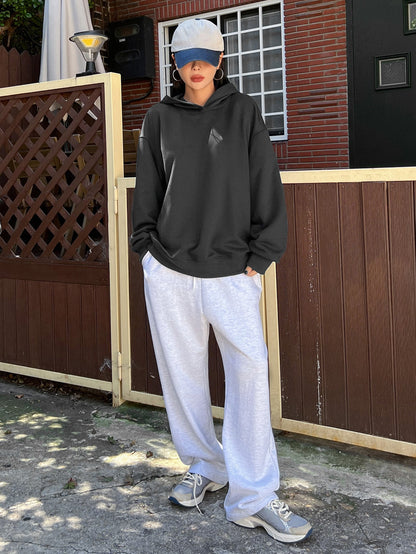 سويت شيرت بشعار غرافيك دلفة الكتف