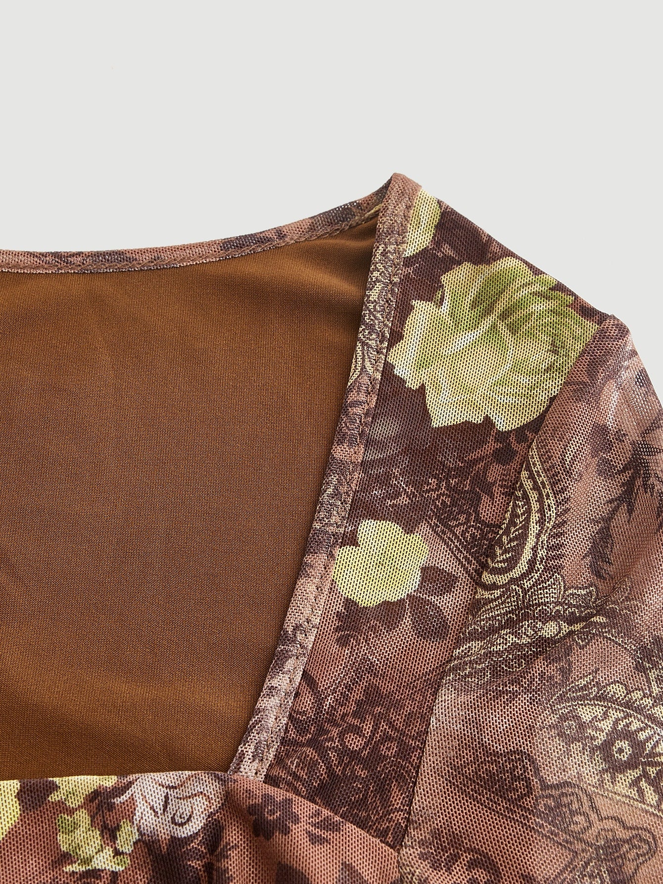 تي شيرت قصير طباعة الأزهار ربطة امامية اكمام منتفضة حافة منديل