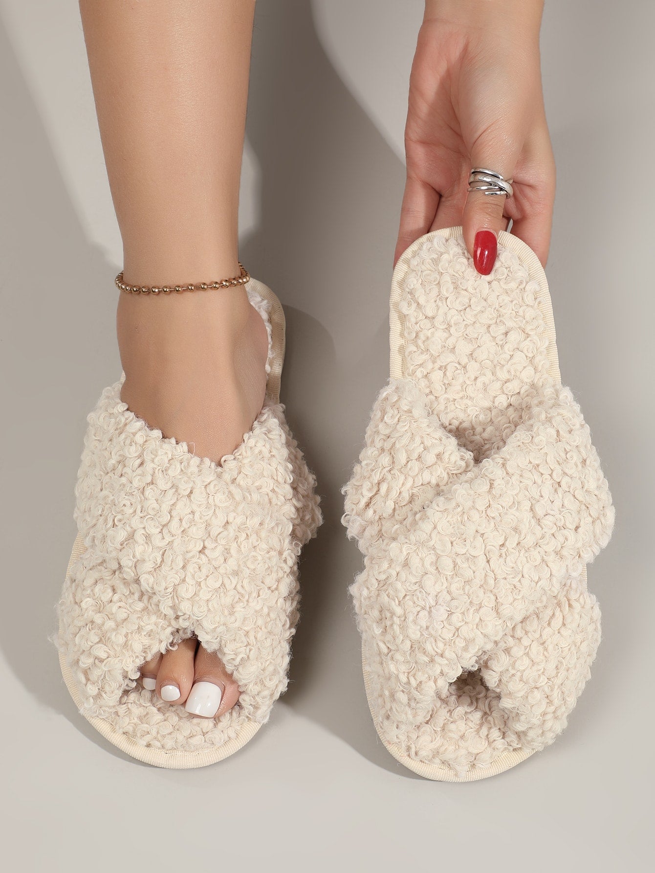 شبشب غرفة النوم Criss Cross Fuzzy، شباشب منزلية دافئة للشتاء بتصميم بسيط للسيدات، مغلفة بملمس منقوش مجعد مع أشرطة متقاطعة، شبشب مفتوح عند الأصابع، كعب مسطح باللون البيج