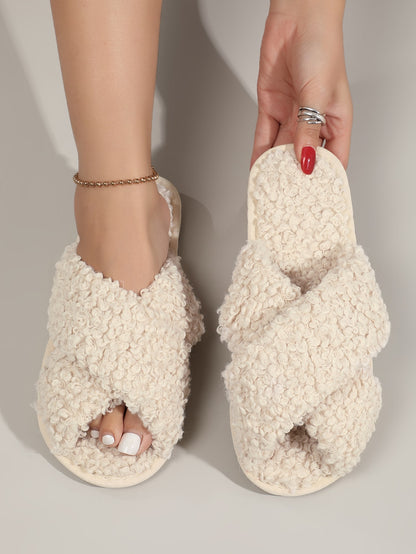 شبشب غرفة النوم Criss Cross Fuzzy، شباشب منزلية دافئة للشتاء بتصميم بسيط للسيدات، مغلفة بملمس منقوش مجعد مع أشرطة متقاطعة، شبشب مفتوح عند الأصابع، كعب مسطح باللون البيج