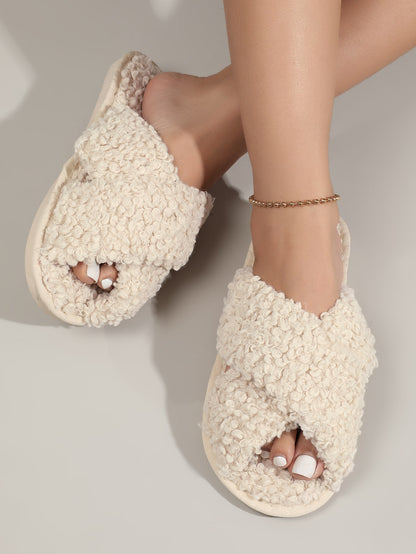 شبشب غرفة النوم Criss Cross Fuzzy، شباشب منزلية دافئة للشتاء بتصميم بسيط للسيدات، مغلفة بملمس منقوش مجعد مع أشرطة متقاطعة، شبشب مفتوح عند الأصابع، كعب مسطح باللون البيج