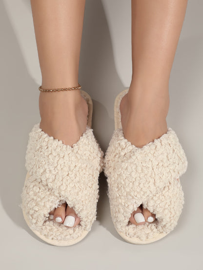 شبشب غرفة النوم Criss Cross Fuzzy، شباشب منزلية دافئة للشتاء بتصميم بسيط للسيدات، مغلفة بملمس منقوش مجعد مع أشرطة متقاطعة، شبشب مفتوح عند الأصابع، كعب مسطح باللون البيج