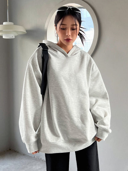 سويت شيرت بشعار غرافيك دلفة الكتف