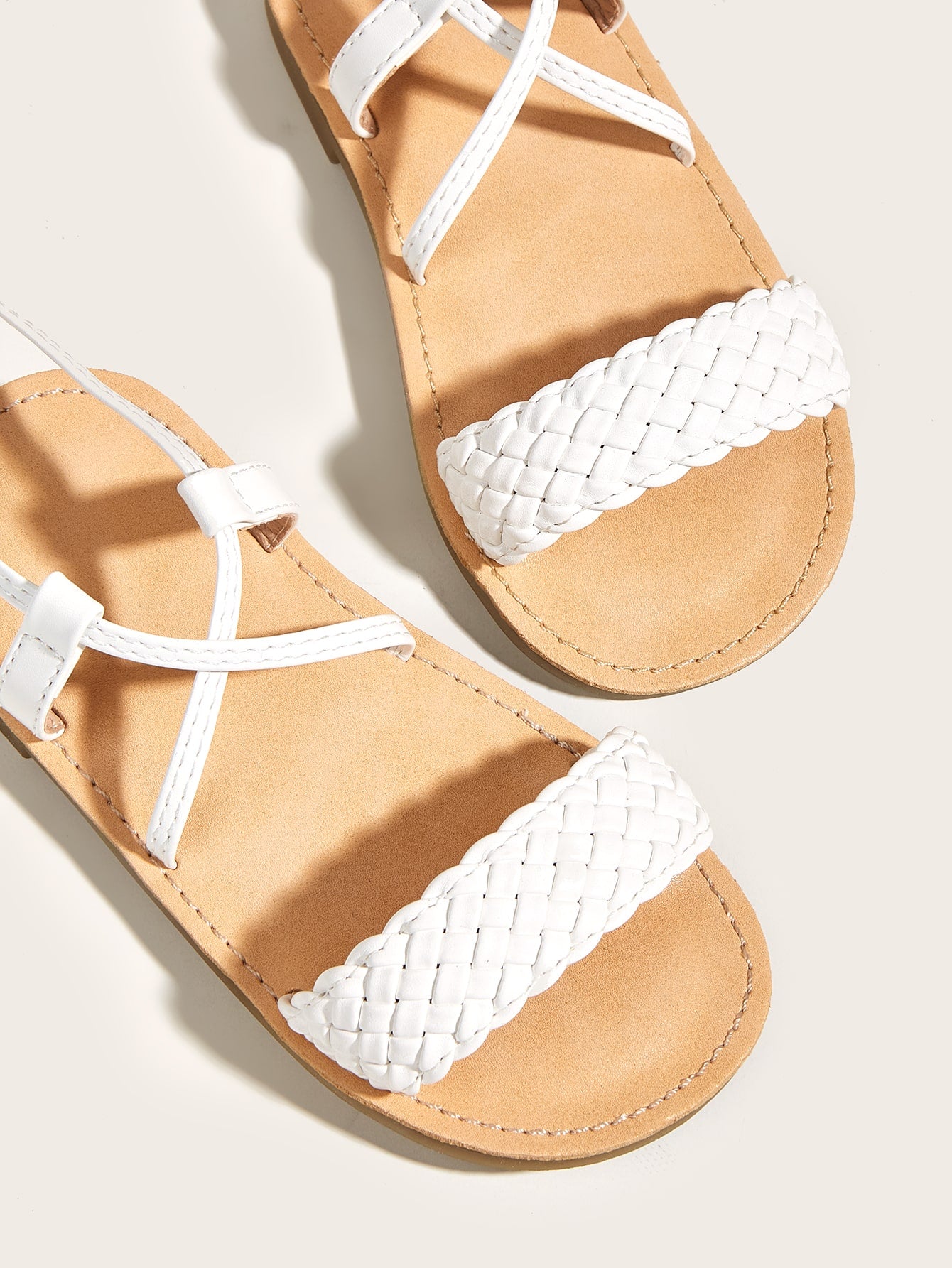 صنادل مسطح بتفاصيل منسوج ربطة ساق تصميم حزام عطلة الصيف بنات