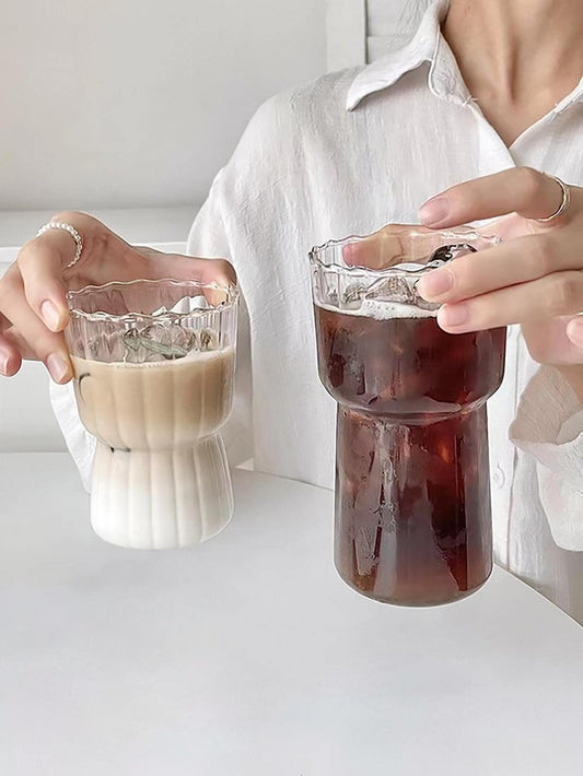 كوب بسيط بزخارف خطية رأسية ونمط العزل الحراري