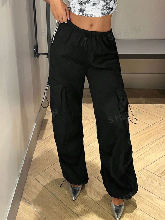 بنطلون أسود بجيوب هامشية وخصر يشد برباط جانبي