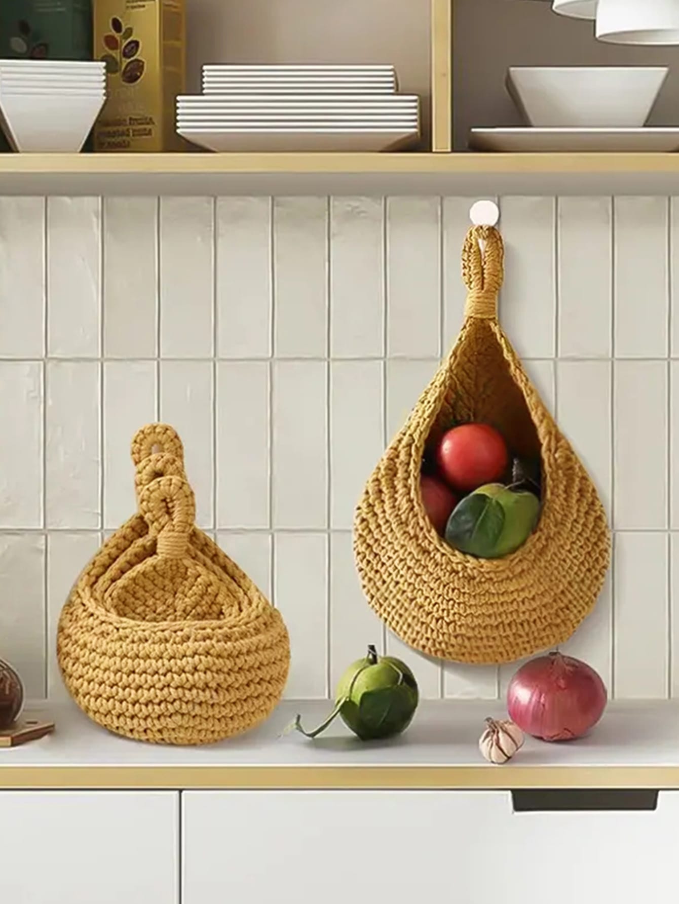 سلة معلقة جدران مضفرة على الطراز البوهيمي، سلة يدوية مضفرة للخضروات والفواكه في المطبخ لديكور بوهو في شكل دمعة للتخزين وزراعة النباتات وتنظيم الحاويات