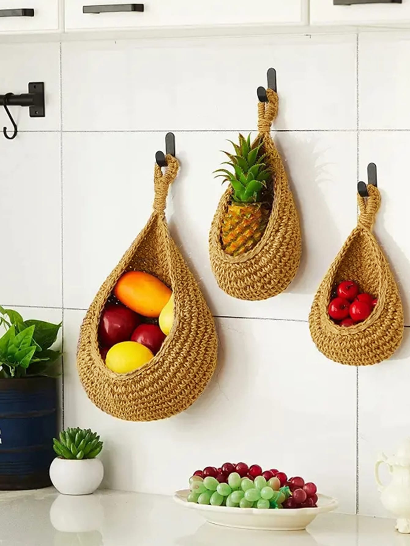 سلة معلقة جدران مضفرة على الطراز البوهيمي، سلة يدوية مضفرة للخضروات والفواكه في المطبخ لديكور بوهو في شكل دمعة للتخزين وزراعة النباتات وتنظيم الحاويات