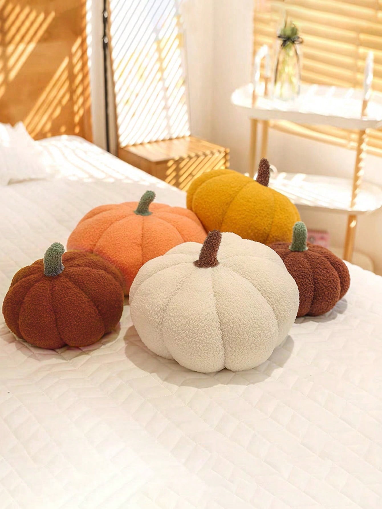 وسادات وبطانيات ديكور