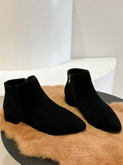 حذاء نسائي قصير بكعب سميك وأصابع مدببة بو جلد ناعم مطفي أسود مع أشرطة ربط للدراجة النارية