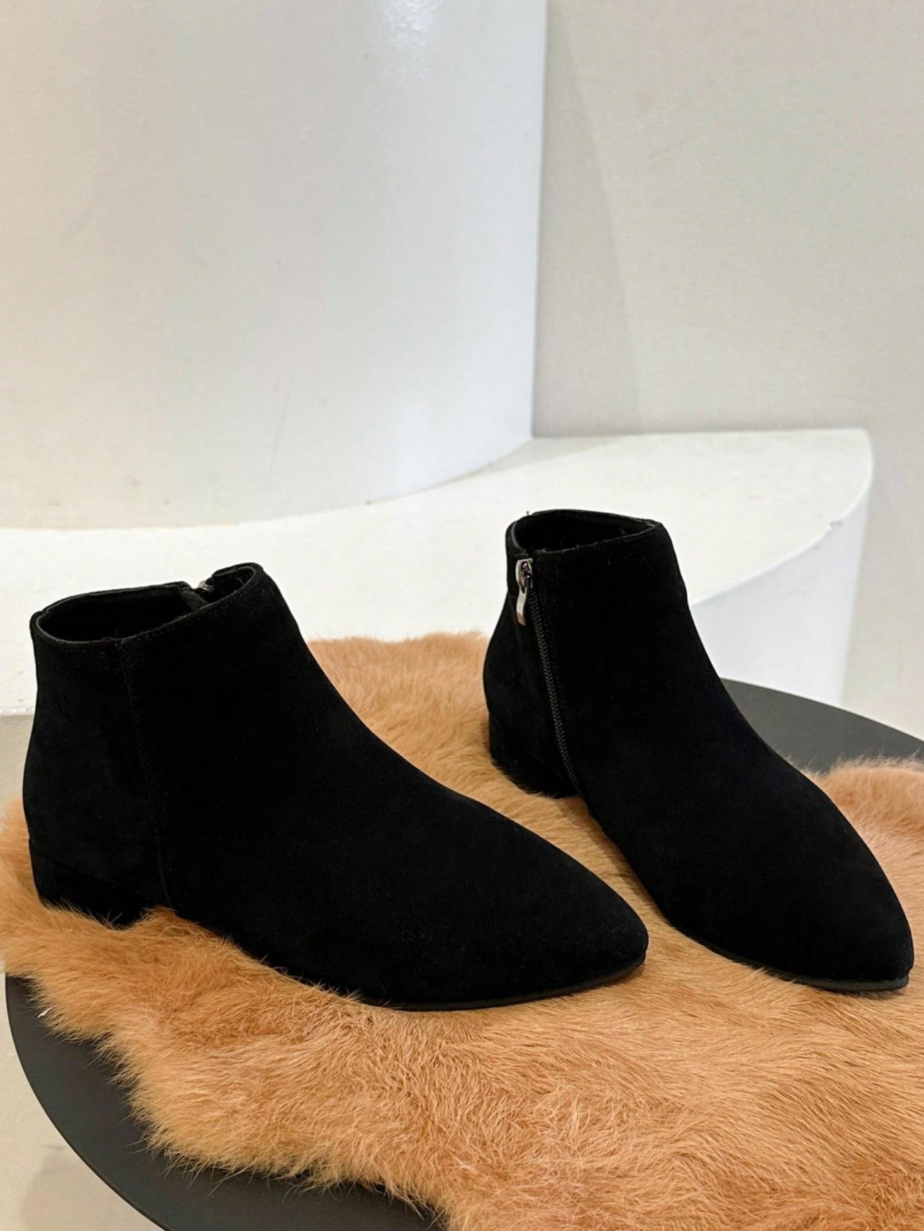 حذاء نسائي قصير بكعب سميك وأصابع مدببة بو جلد ناعم مطفي أسود مع أشرطة ربط للدراجة النارية