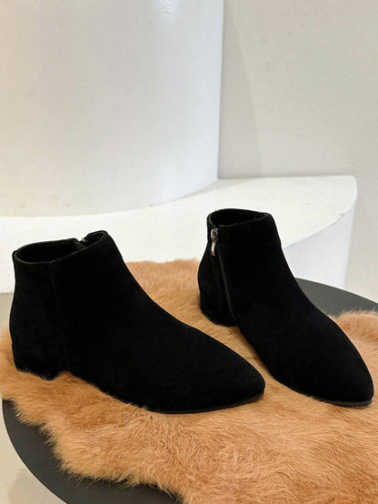 حذاء نسائي قصير بكعب سميك وأصابع مدببة بو جلد ناعم مطفي أسود مع أشرطة ربط للدراجة النارية