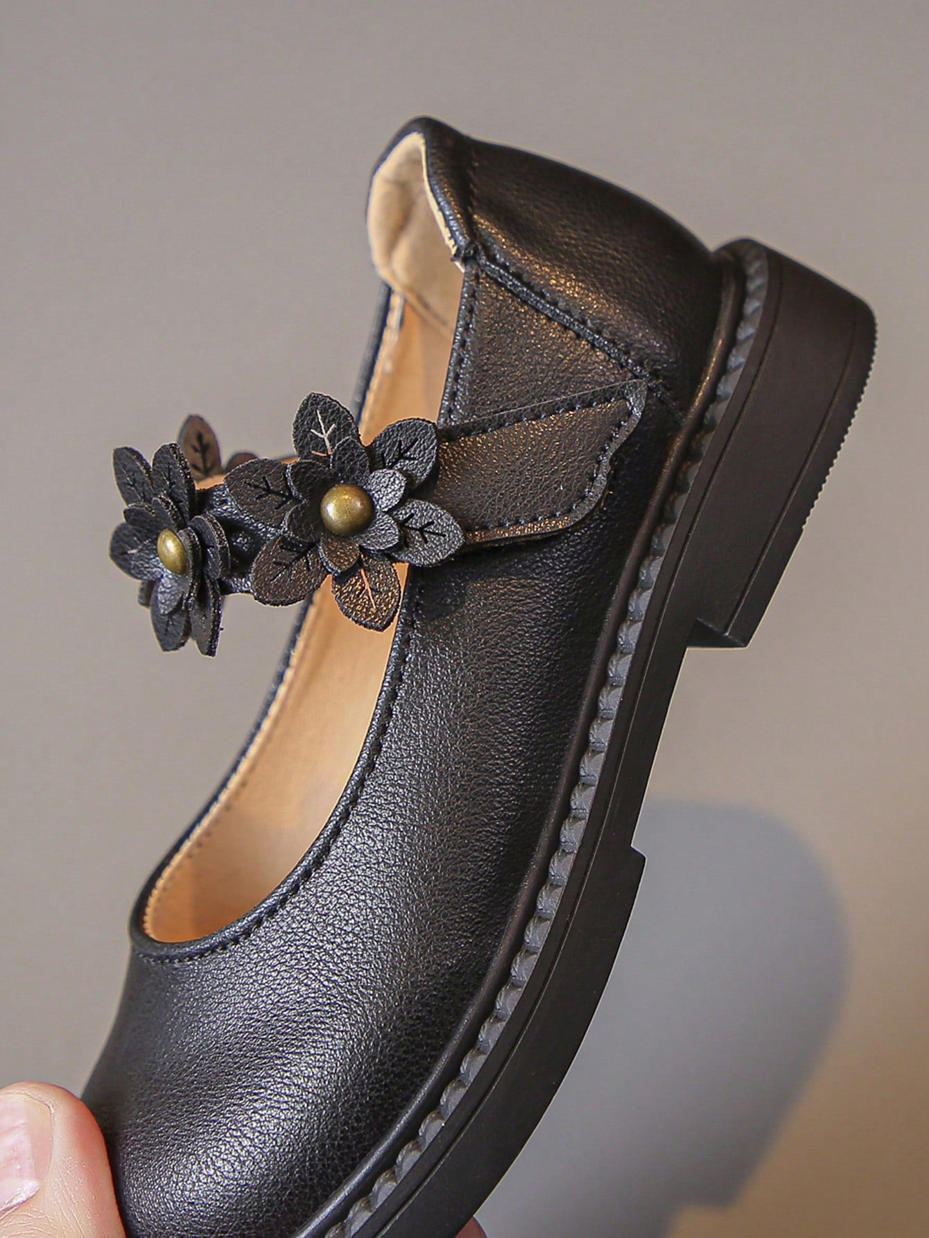 حذاء جلدي نسائي مسطح ذو حزام مزخرف بأزهار جذابة - يمكن ارتداؤه طوال الأربعة فصول - مانع للإنزلاق