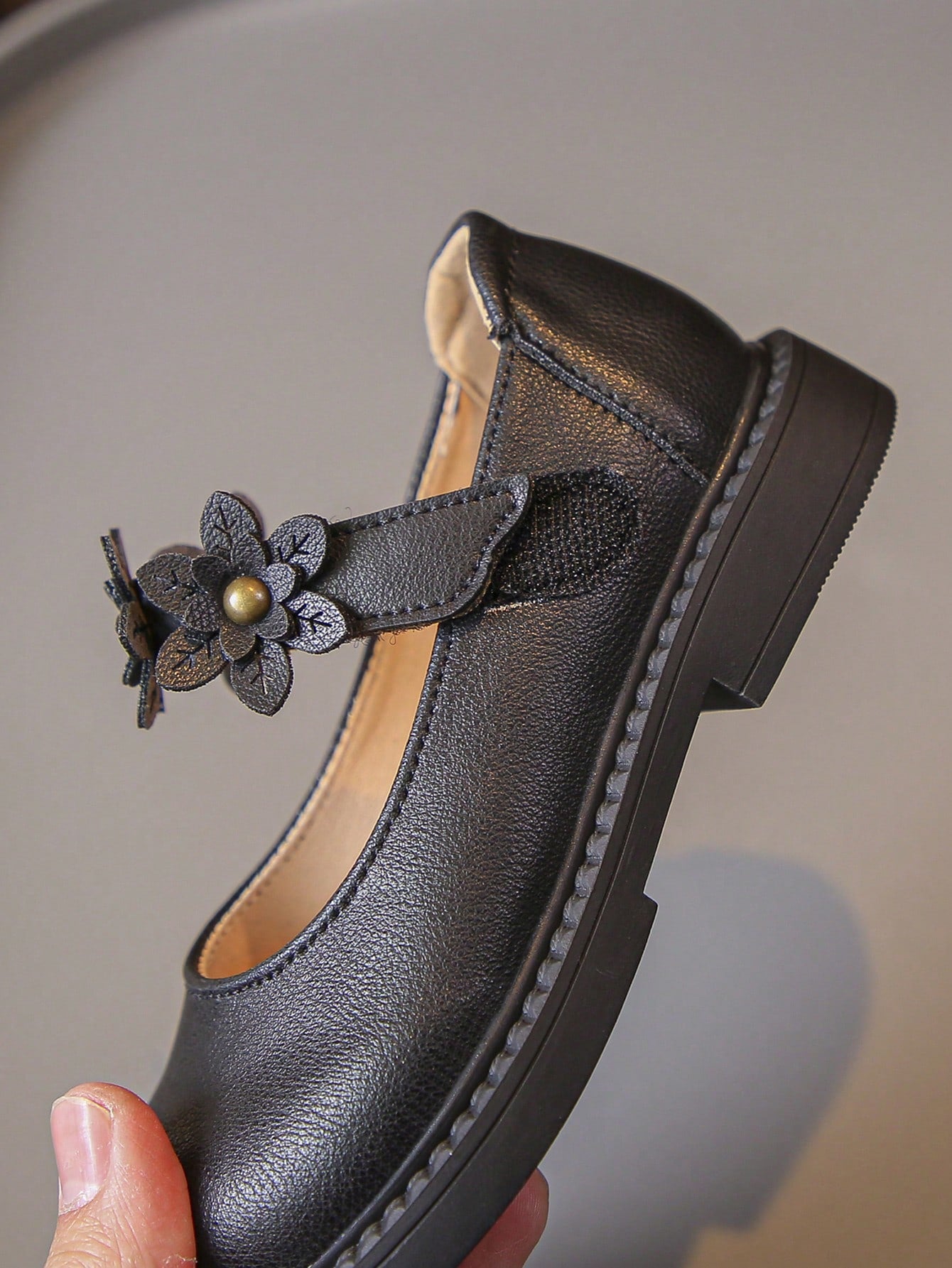 حذاء جلدي نسائي مسطح ذو حزام مزخرف بأزهار جذابة - يمكن ارتداؤه طوال الأربعة فصول - مانع للإنزلاق