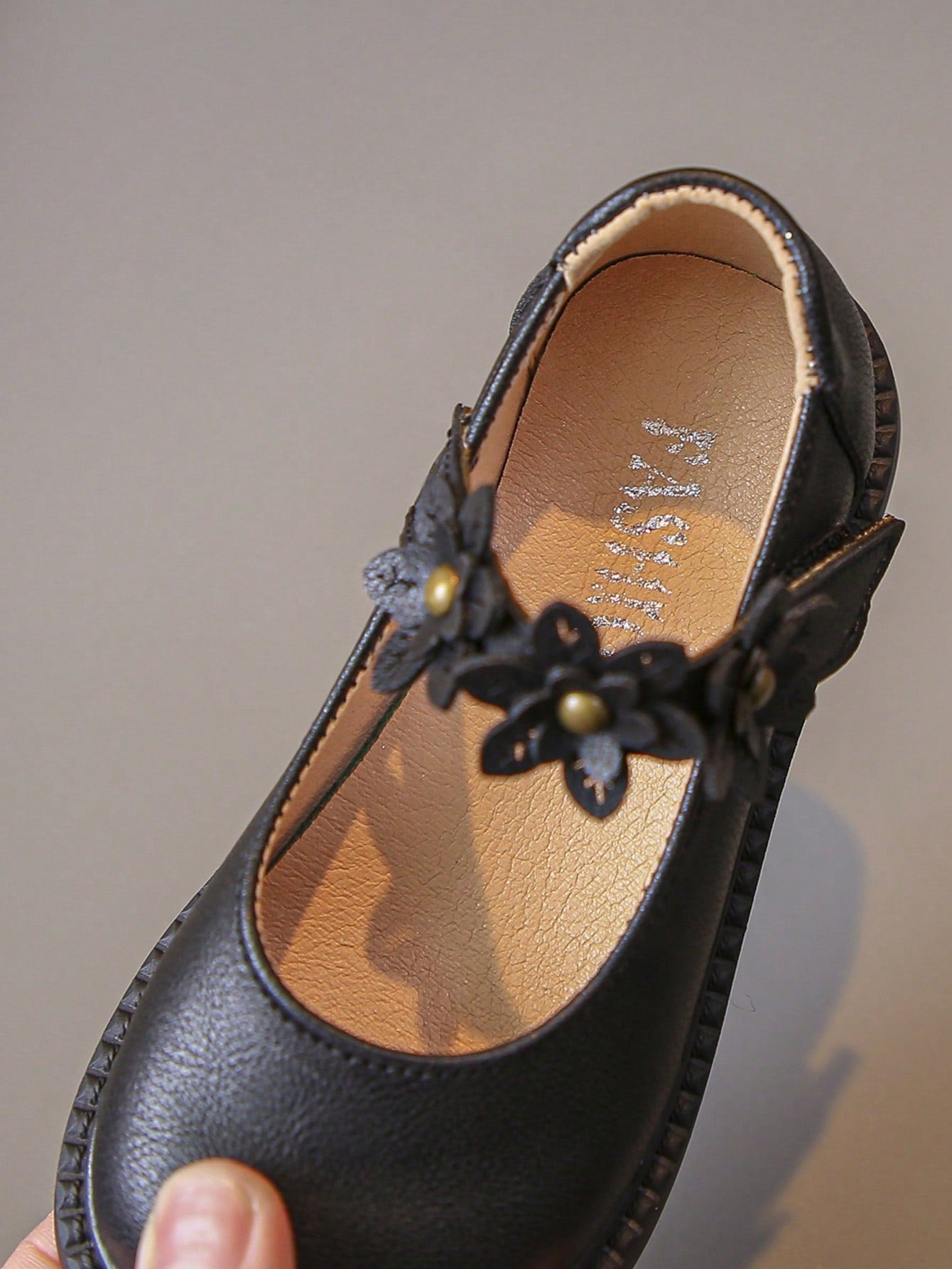 حذاء جلدي نسائي مسطح ذو حزام مزخرف بأزهار جذابة - يمكن ارتداؤه طوال الأربعة فصول - مانع للإنزلاق