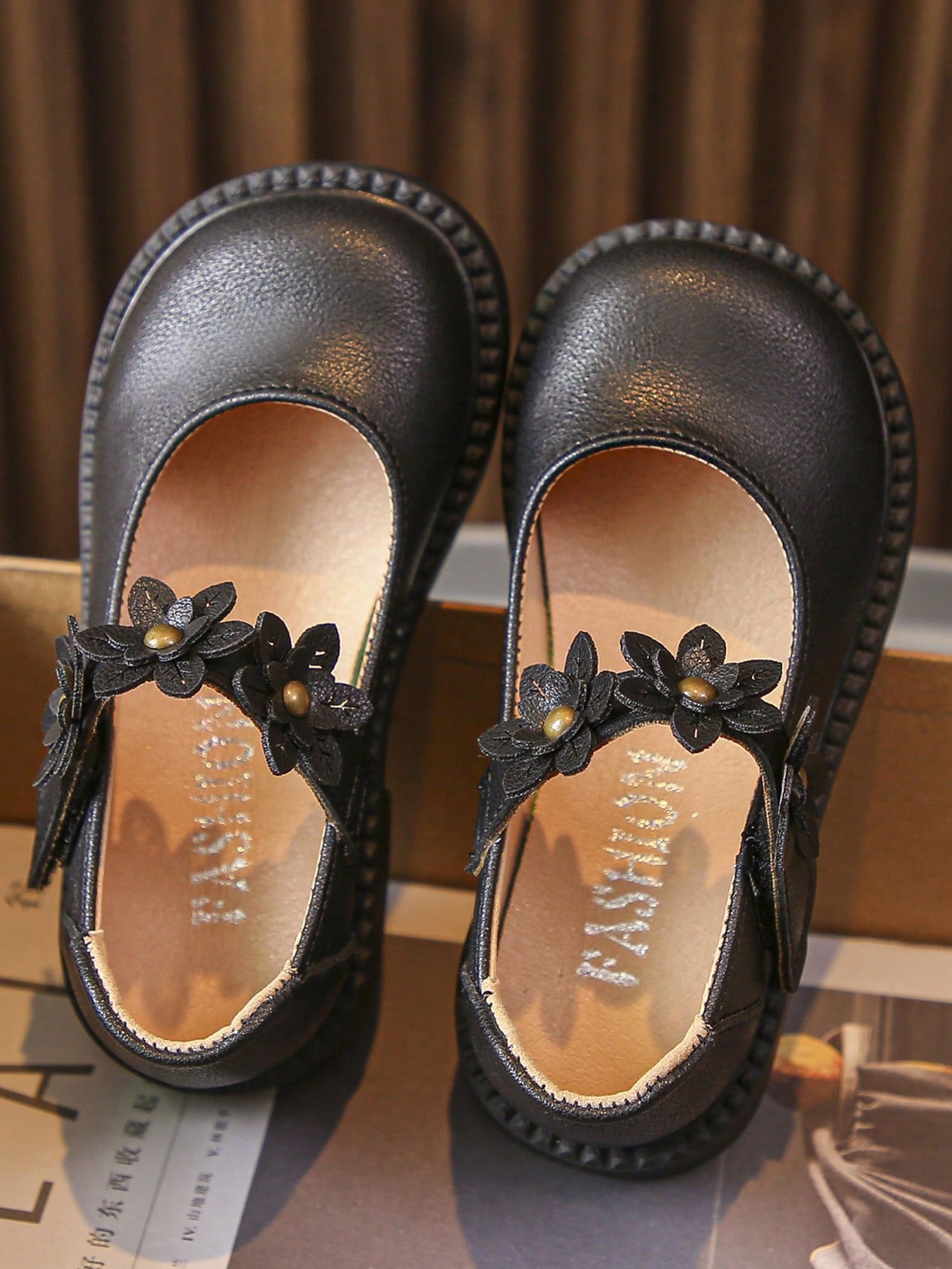 حذاء جلدي نسائي مسطح ذو حزام مزخرف بأزهار جذابة - يمكن ارتداؤه طوال الأربعة فصول - مانع للإنزلاق