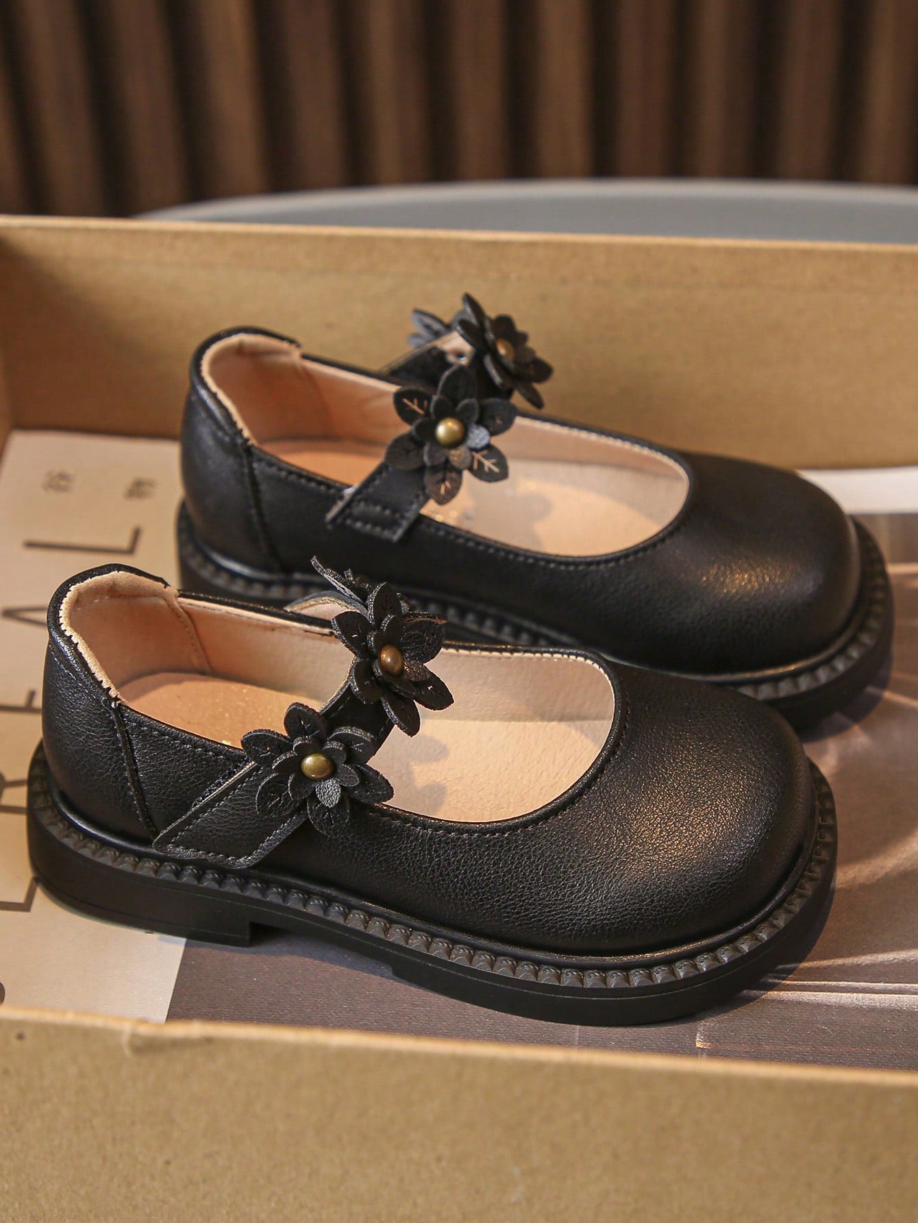 حذاء جلدي نسائي مسطح ذو حزام مزخرف بأزهار جذابة - يمكن ارتداؤه طوال الأربعة فصول - مانع للإنزلاق