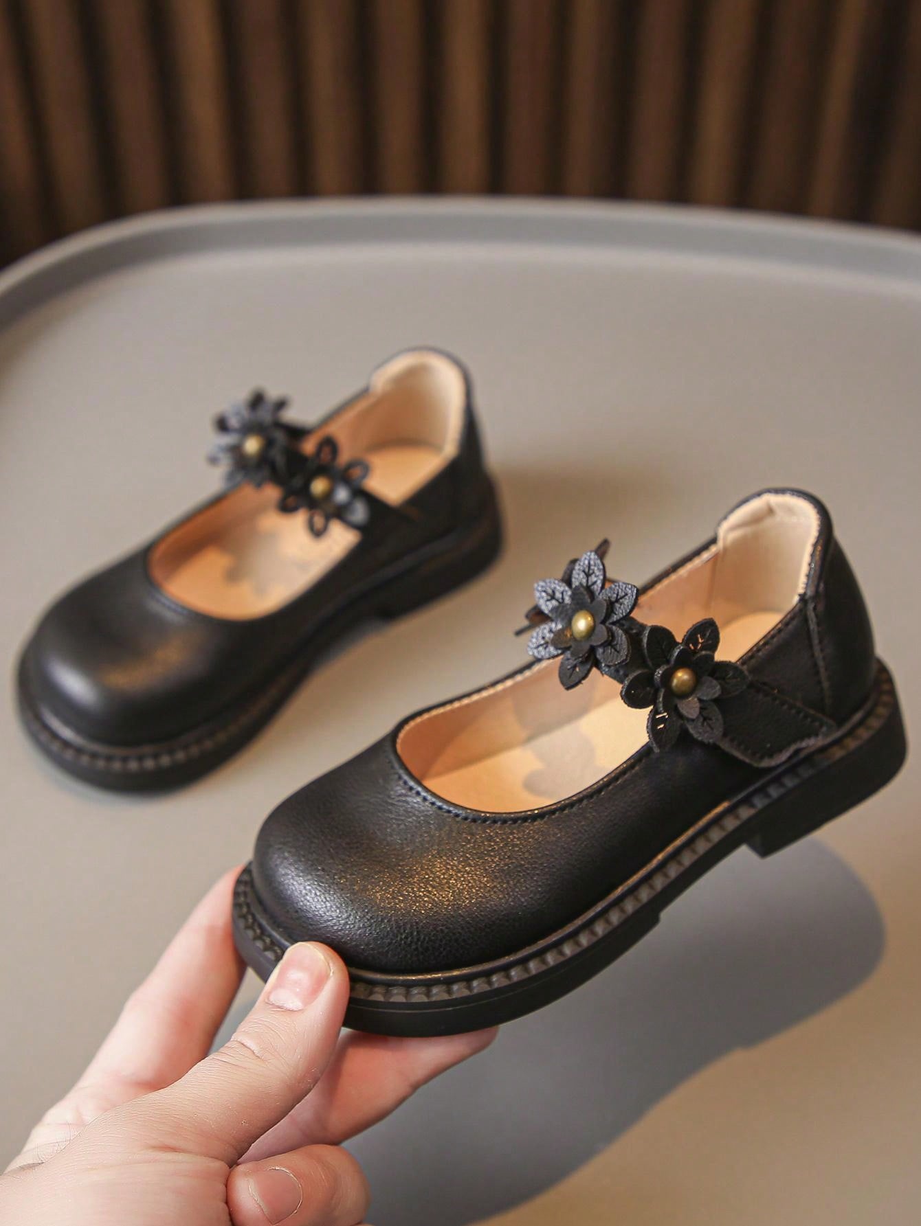 حذاء جلدي نسائي مسطح ذو حزام مزخرف بأزهار جذابة - يمكن ارتداؤه طوال الأربعة فصول - مانع للإنزلاق