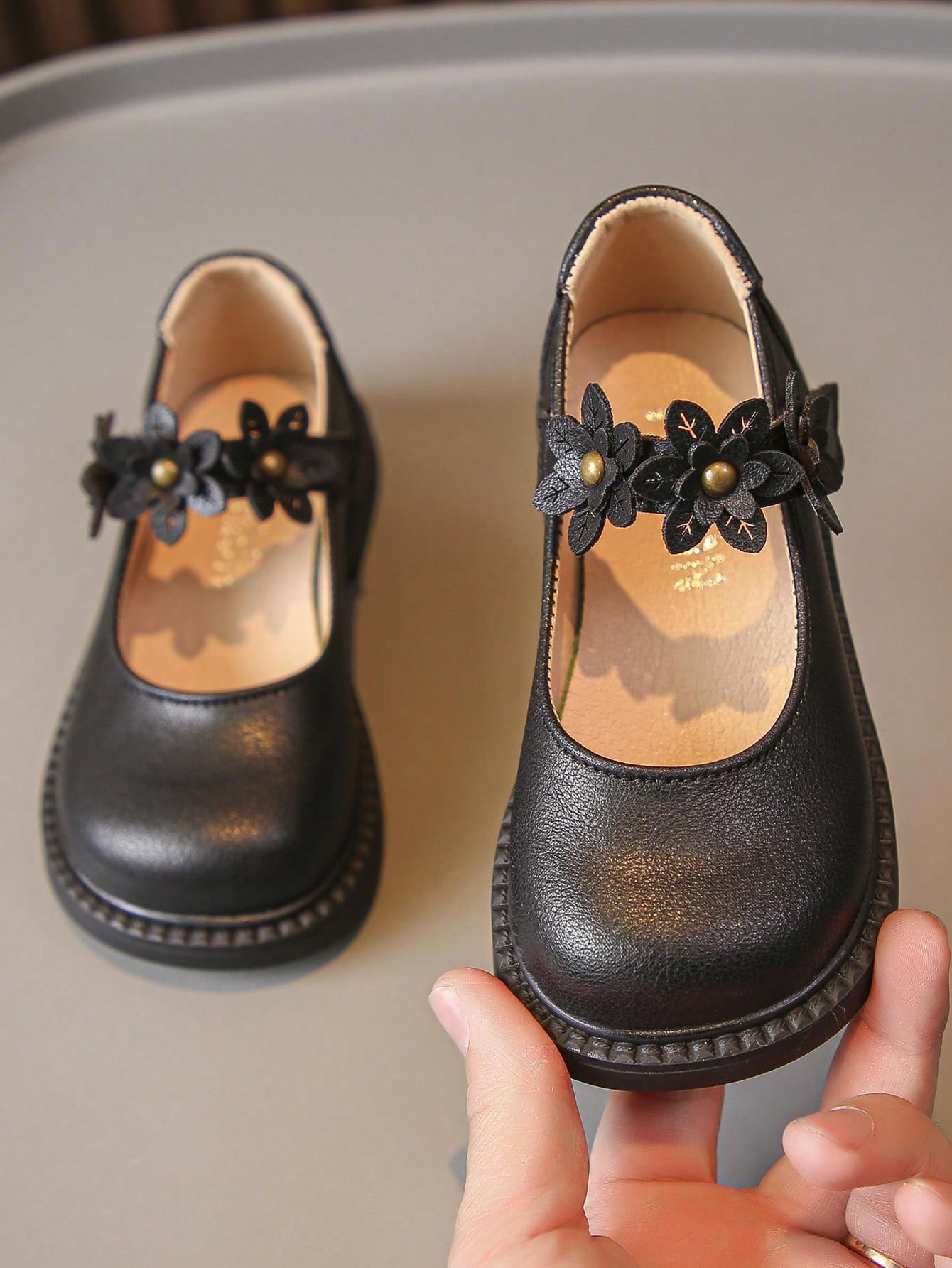 حذاء جلدي نسائي مسطح ذو حزام مزخرف بأزهار جذابة - يمكن ارتداؤه طوال الأربعة فصول - مانع للإنزلاق