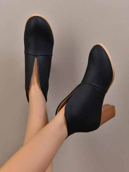 صنادل الكاحل للنساء برأس مدبب وأرجل مسطحة للمقاسات الكبيرة ، نمط أوروبي وأمريكي لخريف/شتاء 2023 ، كعب سميك ، لون صلب