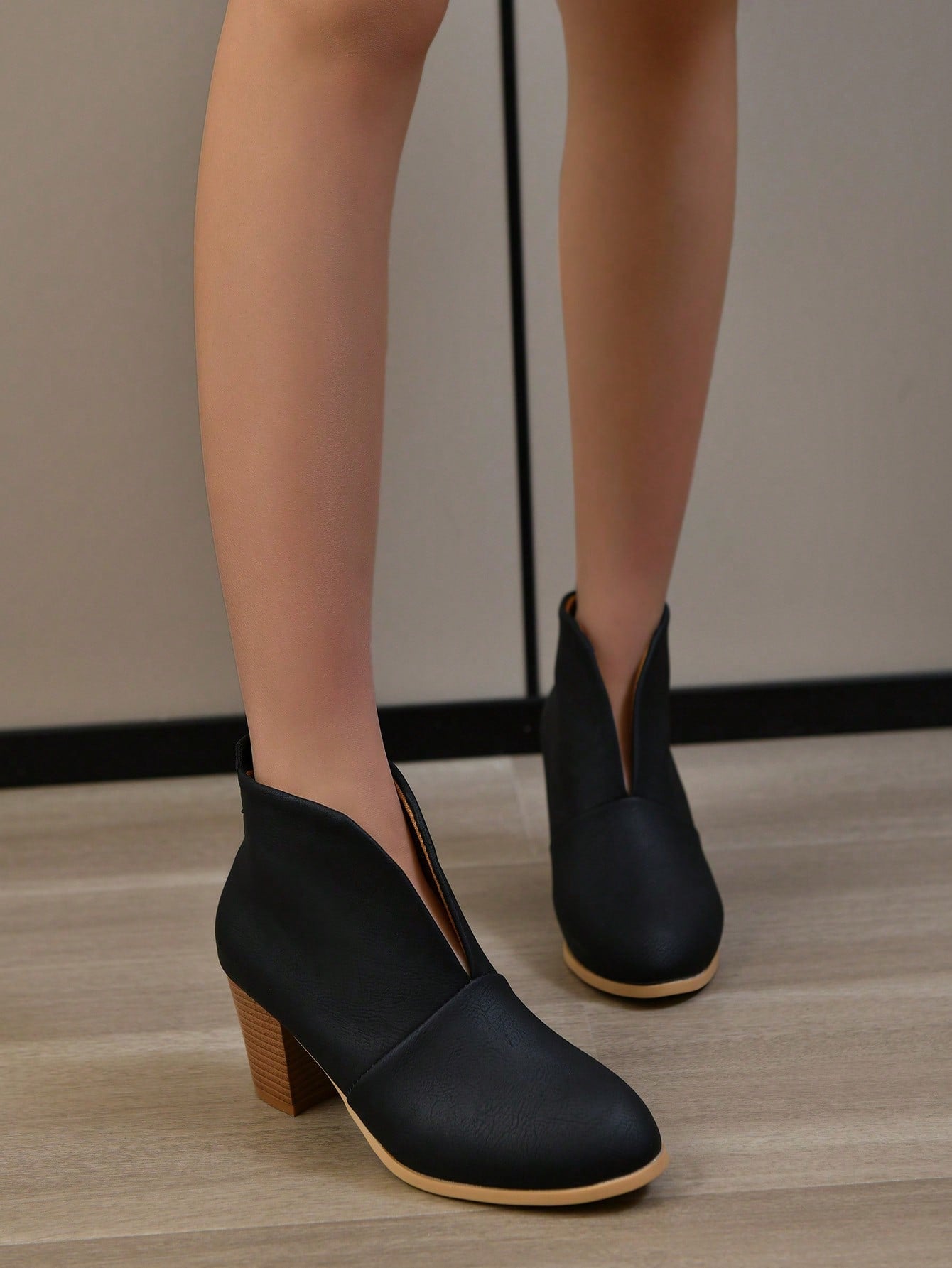 صنادل الكاحل للنساء برأس مدبب وأرجل مسطحة للمقاسات الكبيرة ، نمط أوروبي وأمريكي لخريف/شتاء 2023 ، كعب سميك ، لون صلب