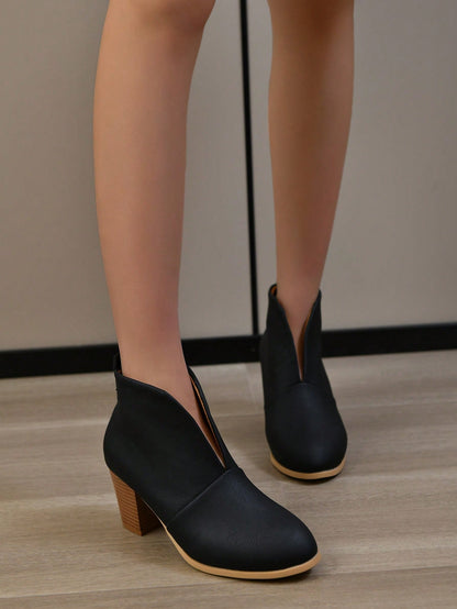 صنادل الكاحل للنساء برأس مدبب وأرجل مسطحة للمقاسات الكبيرة ، نمط أوروبي وأمريكي لخريف/شتاء 2023 ، كعب سميك ، لون صلب