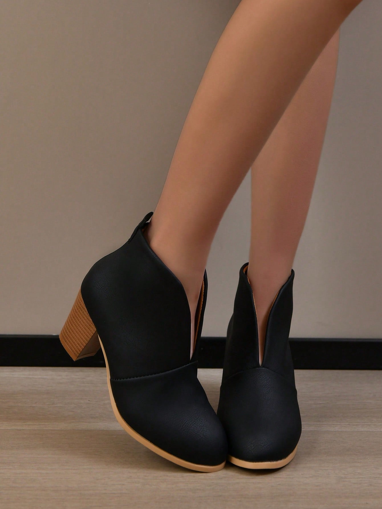 صنادل الكاحل للنساء برأس مدبب وأرجل مسطحة للمقاسات الكبيرة ، نمط أوروبي وأمريكي لخريف/شتاء 2023 ، كعب سميك ، لون صلب