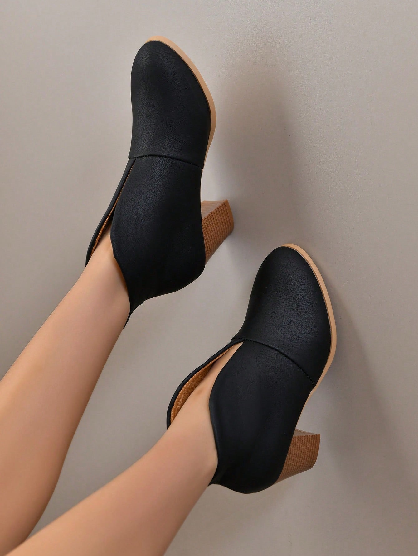 صنادل الكاحل للنساء برأس مدبب وأرجل مسطحة للمقاسات الكبيرة ، نمط أوروبي وأمريكي لخريف/شتاء 2023 ، كعب سميك ، لون صلب