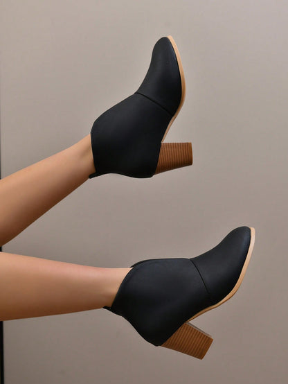 صنادل الكاحل للنساء برأس مدبب وأرجل مسطحة للمقاسات الكبيرة ، نمط أوروبي وأمريكي لخريف/شتاء 2023 ، كعب سميك ، لون صلب