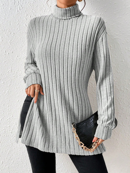 قميص بأكمام طويلة ورقبة عالية مخرم بجانب مزدوج بلون سادة